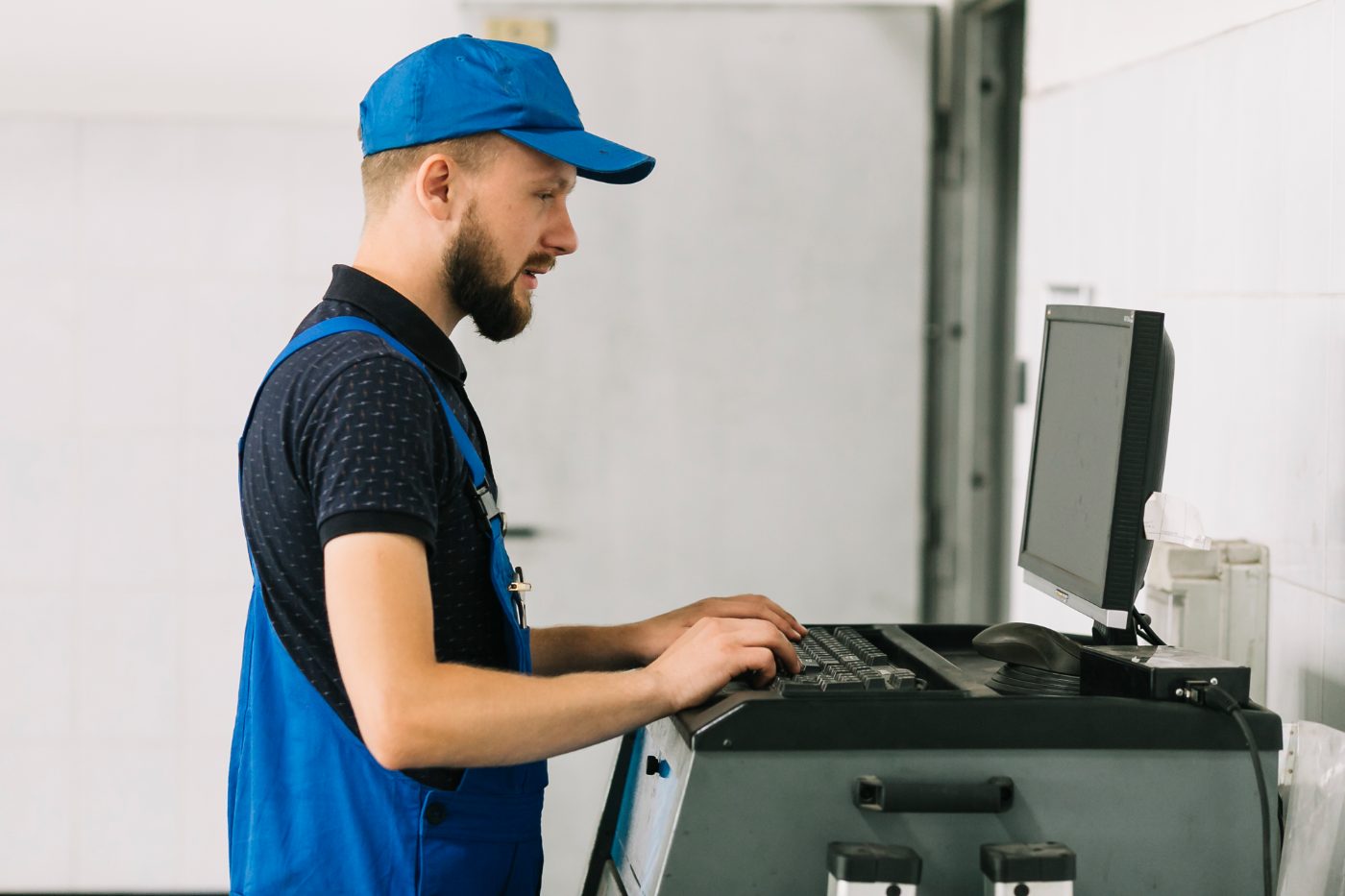 Technicien en tenue de travail intervenant sur un système d'impression professionnel