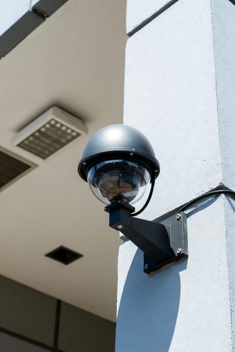 Caméra de vidéosurveillance installée dans une entreprise des Hauts-de-Seine