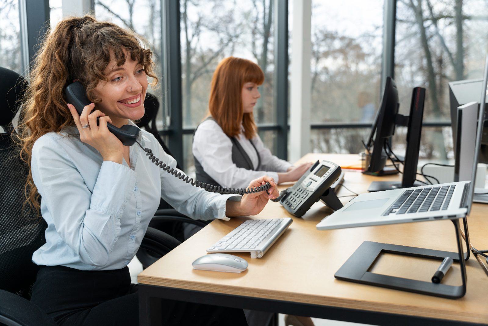 Équipe d’accueil téléphonique d’entreprise au poste