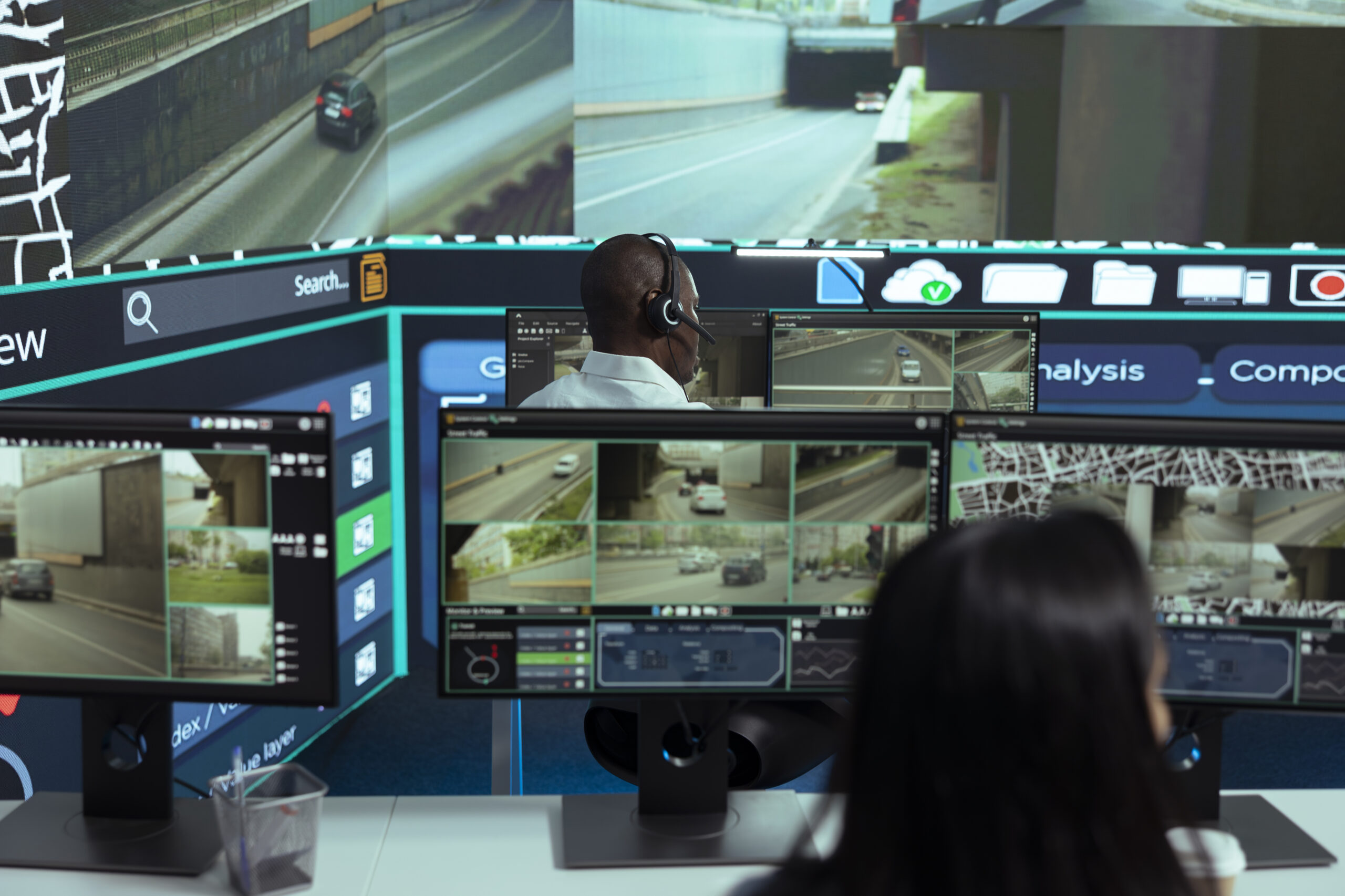 Opérateurs de télésurveillance devant les écrans d’un centre de supervision