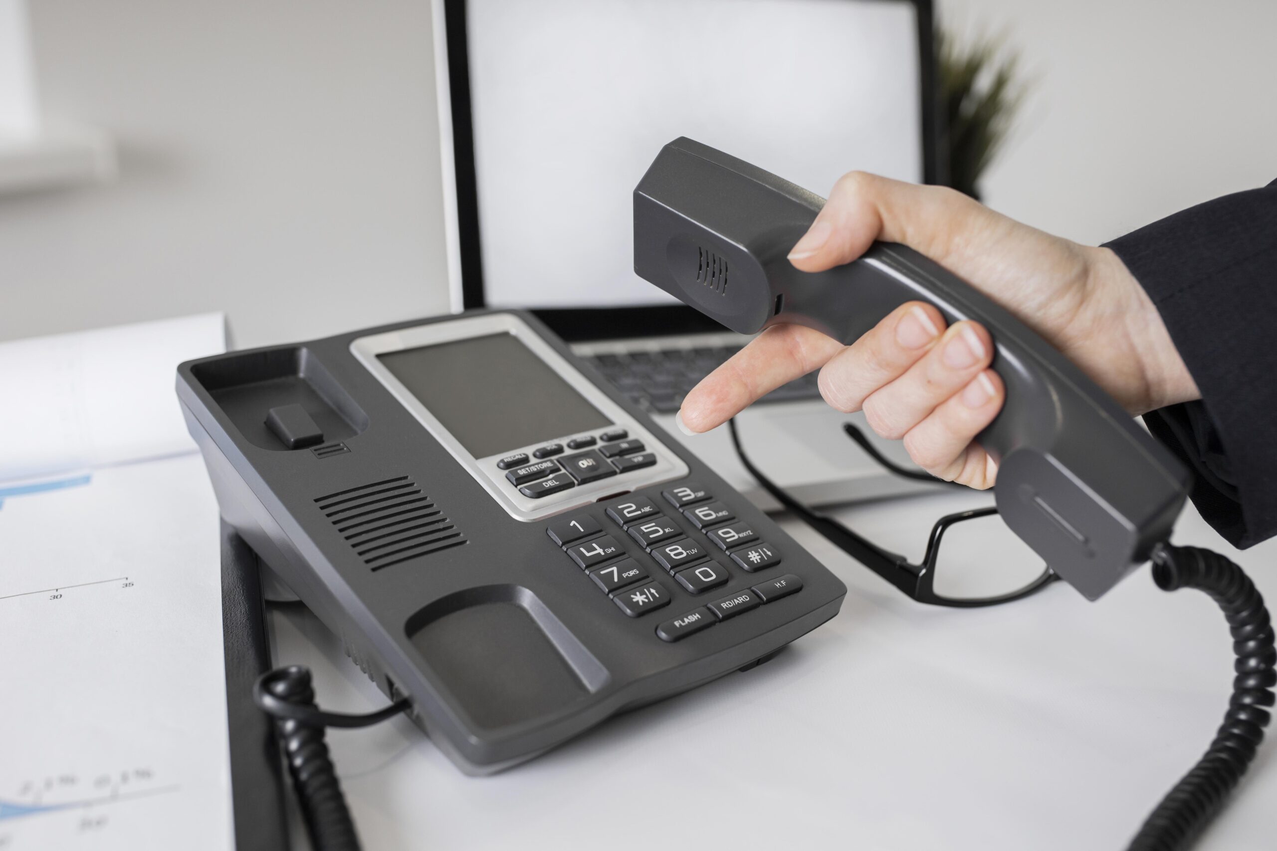 Combiné de téléphone fixe d’entreprise décroché sur un bureau