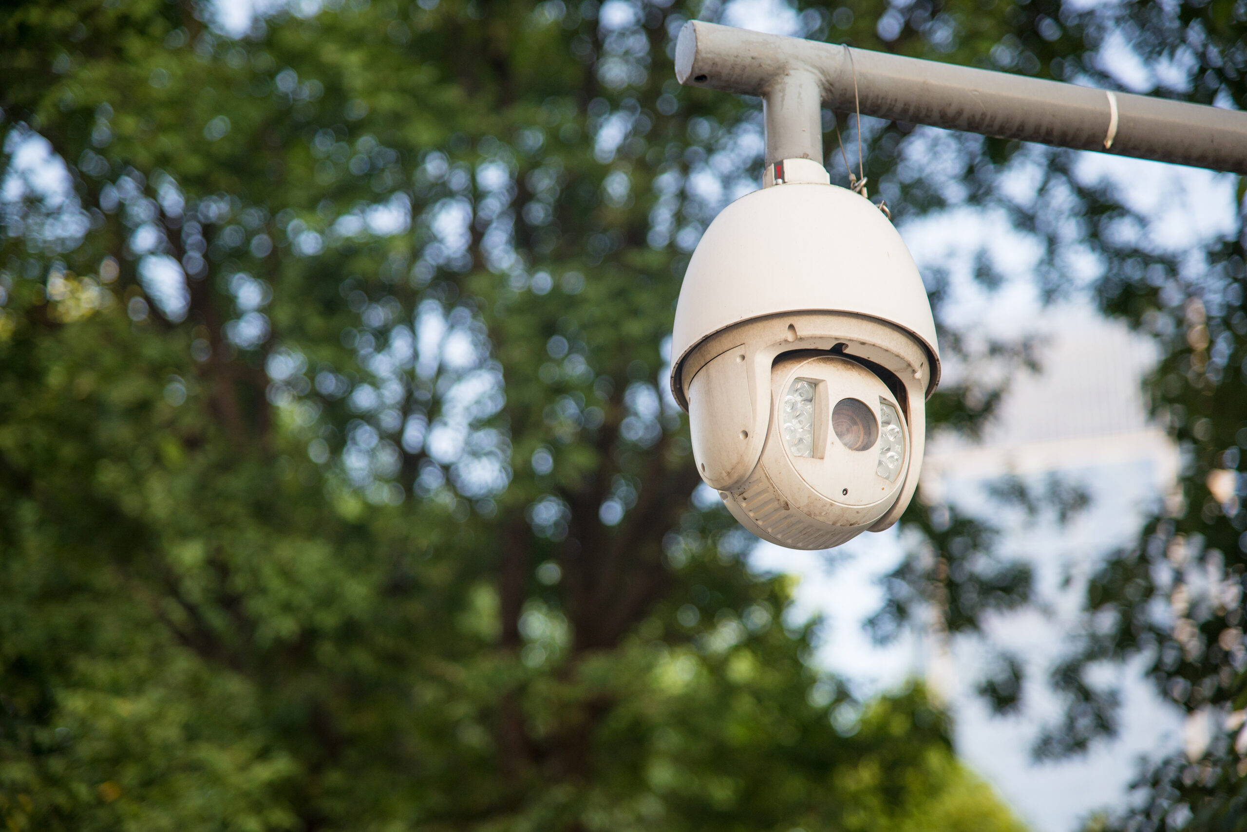 Caméra dôme de vidéosurveillance extérieure fixée sur un mât